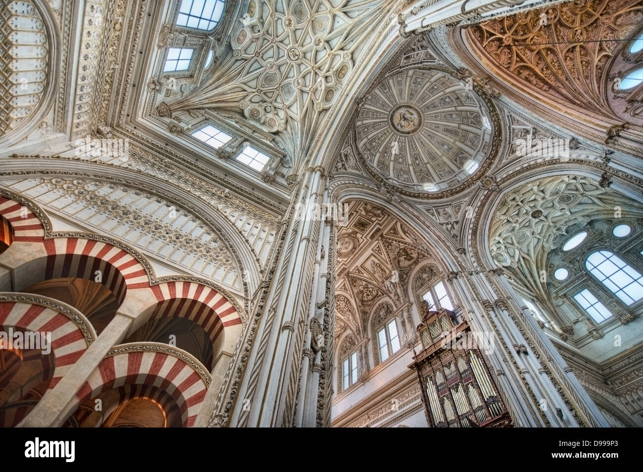 Die Kathedrale in der Mezquita von Cordoba gilt als eines der schönsten Denkmäler der Renaissance und maurischer Architektur Stockfoto
