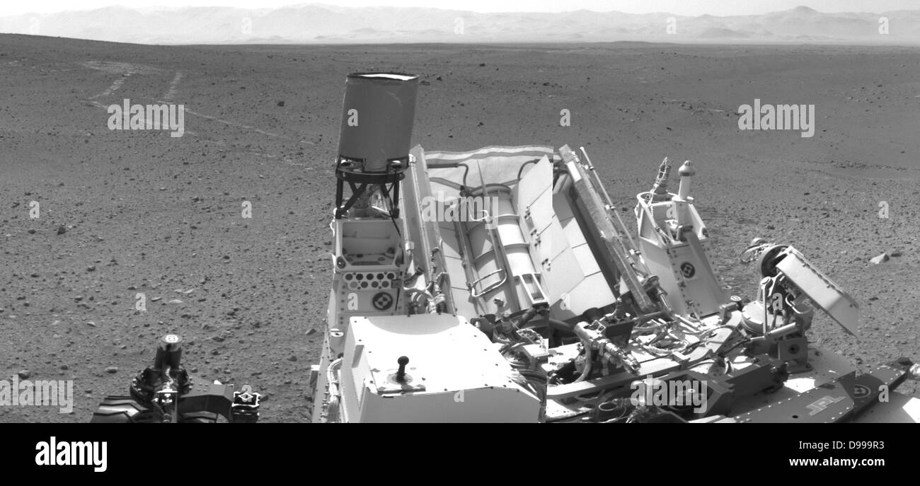 Die NASA Mars Rover Neugier fuhr ungefähr 70 Fuß und nahm dann Bilder mit seiner Navigation Kamera, sind in diese Szene, was die frische Tracks beinhaltet. Stockfoto