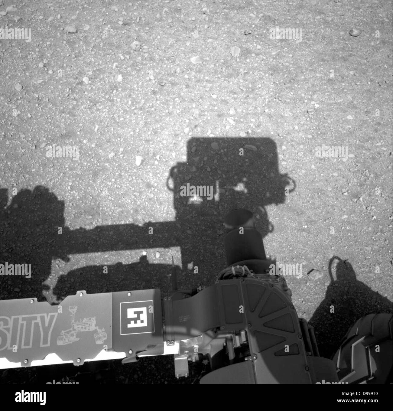 Dies ist das erste Bild von der Navigation Kameras auf der NASA-Rover Curiosity. Es zeigt die Schatten der Rover nun - aufrecht Mast in der Mitte, und den Schatten der Arm auf der linken Seite. Stockfoto