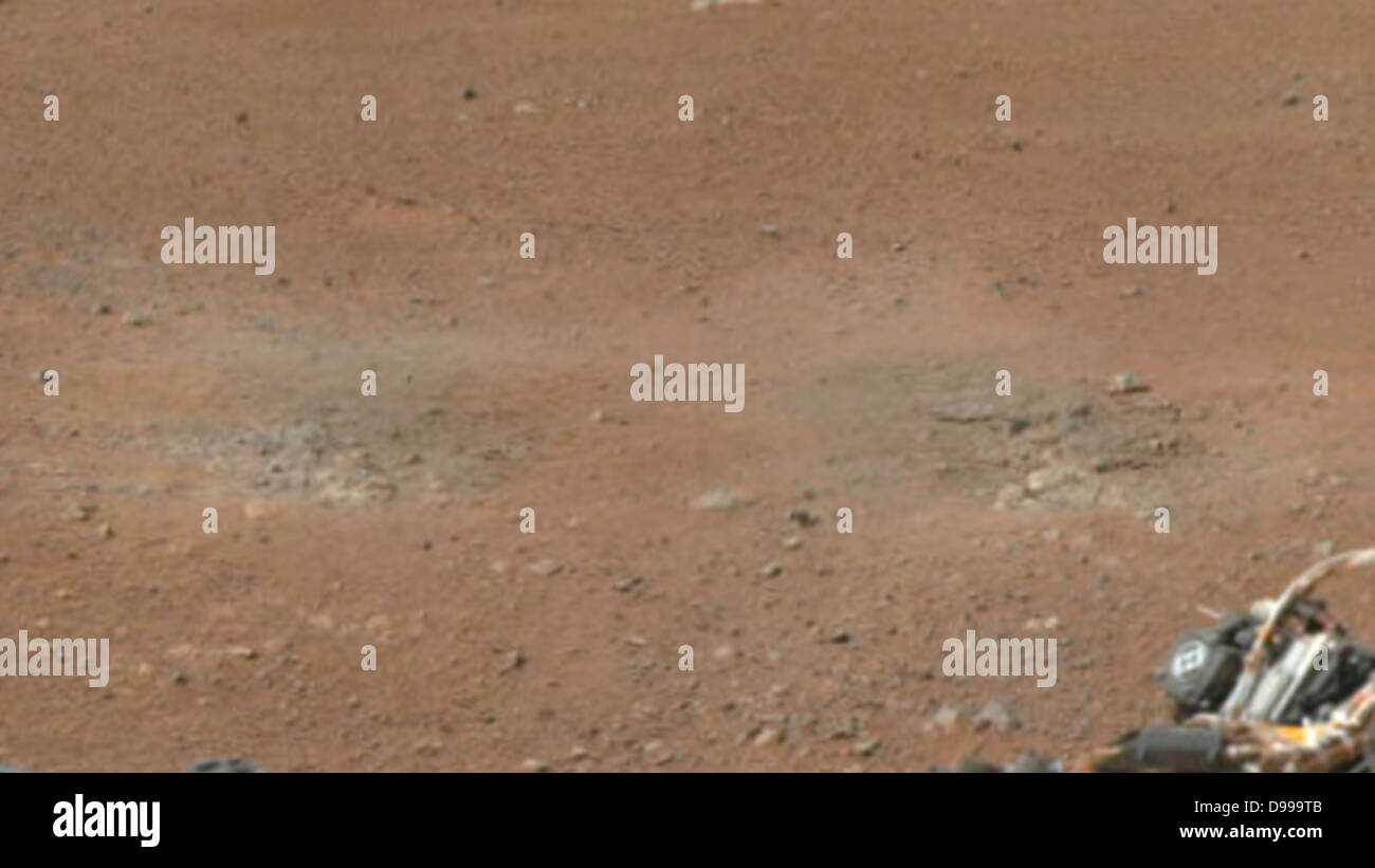 Dieser Ausschnitt aus einer Farbe panorama bild von der NASA-Rover Curiosity genommen wird, zeigt die Auswirkungen der rocket engines ist der Abstieg der Bühne Strahlen die Erde. Stockfoto