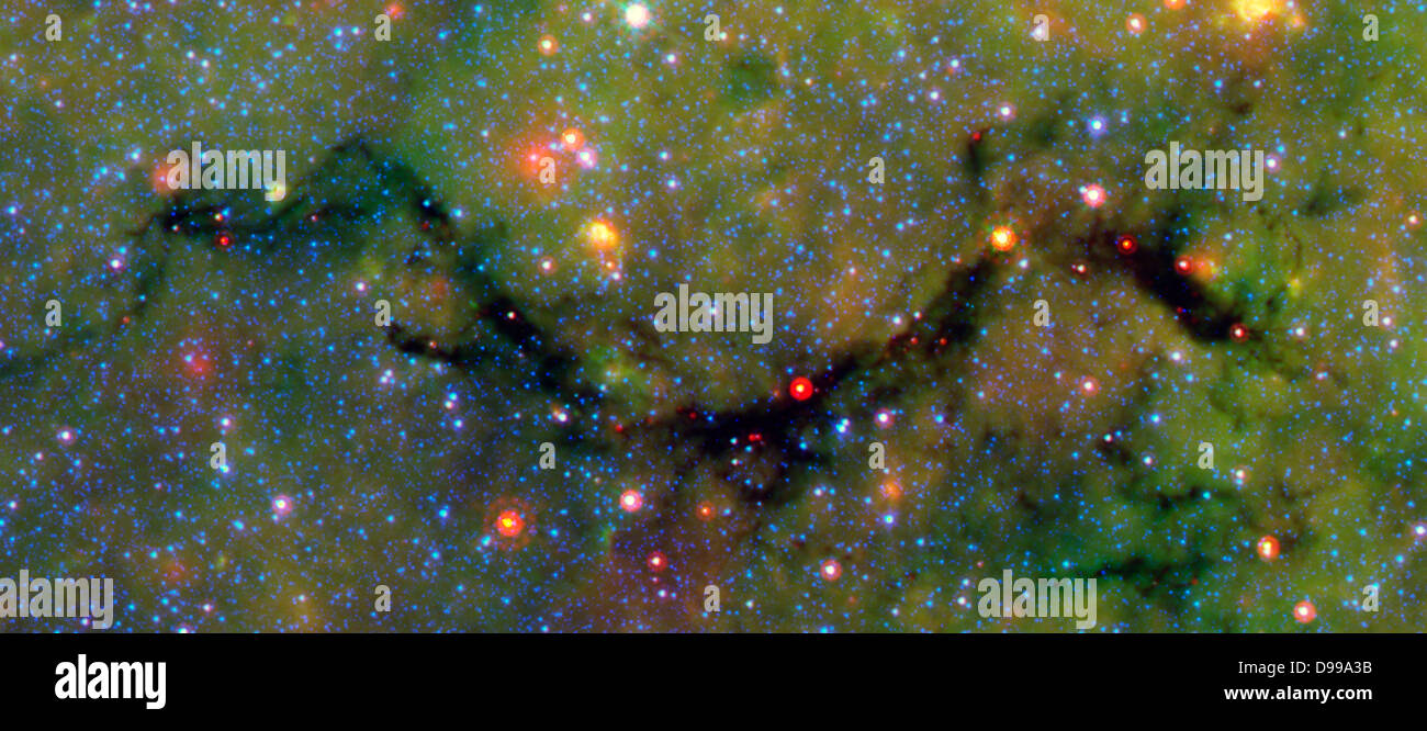 Diese infrarot Bild zeigte eine 'Schlange' (oben links) und seine umliegenden stürmischen Umfeld. Das Objekt ist eigentlich der Kern eines dicken, rußigen Cloud groß genug Dutzende von Solaranlagen zu schlucken. NASA's Spitzer Space Telescope. Stockfoto