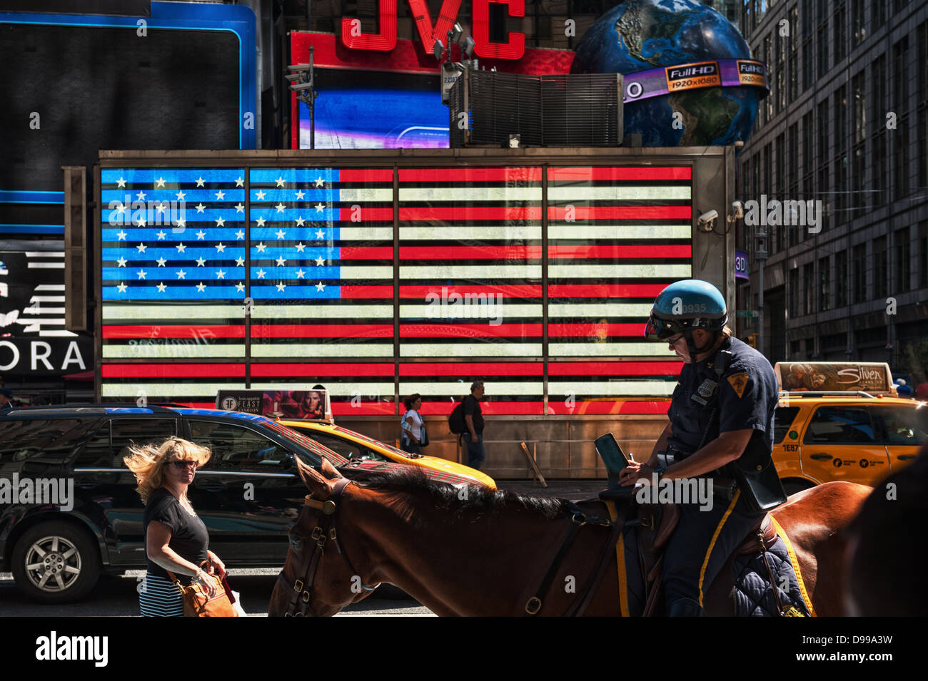 Polizist vor amerikanischen Flagge im Times Square in New York City. Stockfoto