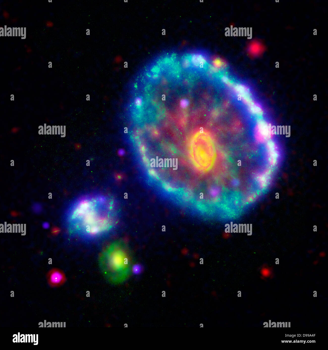 Diese zusammengesetzten Falschfarbenbild zeigt die Wagenrad-Galaxie. Hubble-Weltraumteleskop. Stockfoto