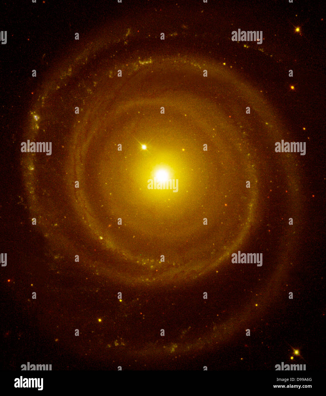 Die Galaxie NGC 4622 ist eine Spiralgalaxie, die in die entgegengesetzte Richtung aus, was erwartet wurde, drehen. Hubble Space Telescope (HST). Stockfoto