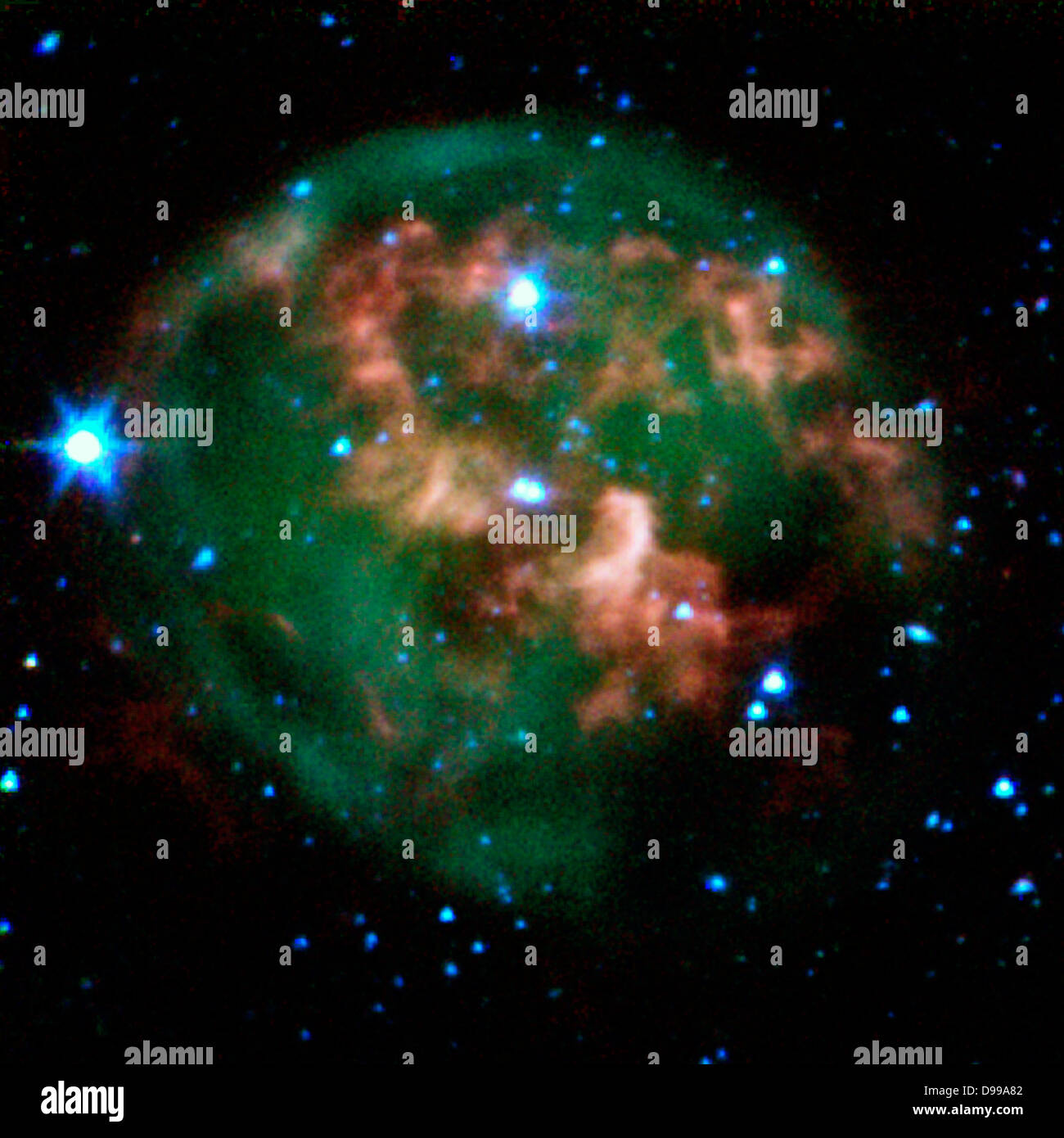 Ein sterbender Stern (Mitte) von einer Wolke aus glühendem Gas und Staub umgeben. Der Stern und seine cloud Halo bilden eine "Planetarische Nebel" genannt NGC 246. Spitzer Space Telescope. Stockfoto