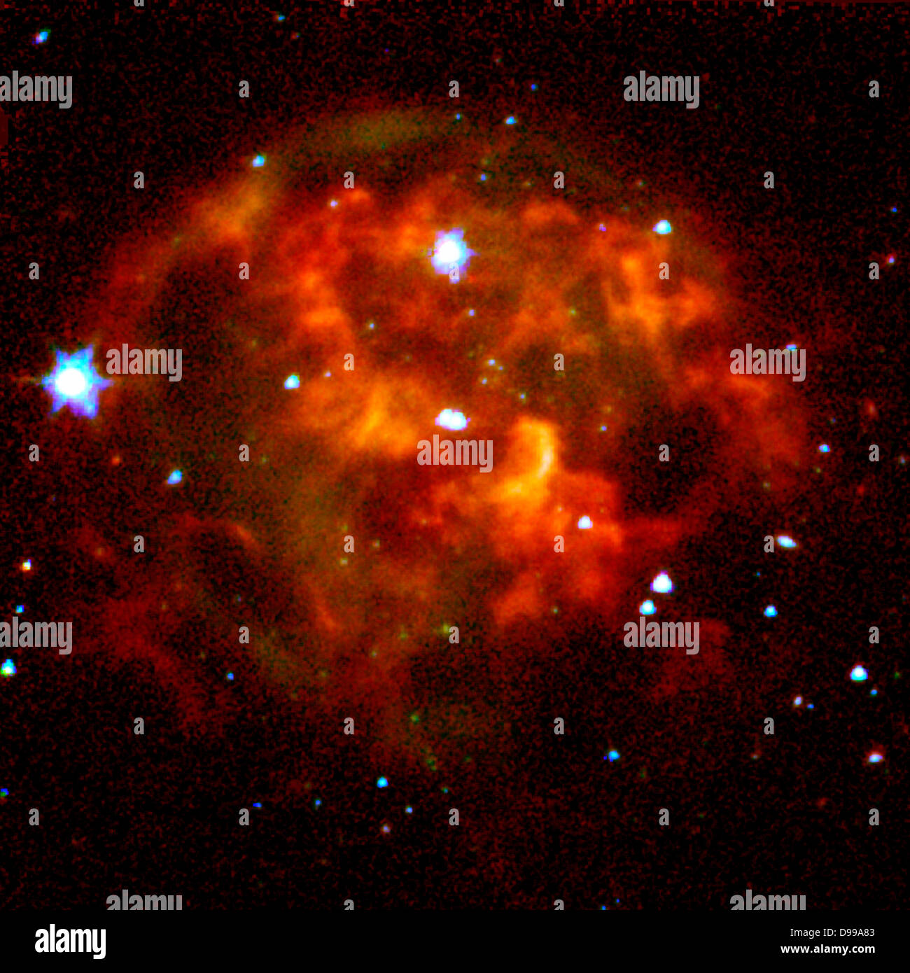Ein sterbender Stern (Mitte) von einer Wolke aus glühendem Gas und Staub umgeben. Der Stern und seine cloud Halo bilden eine "Planetarische Nebel" genannt NGC 246. Spitzer Space Telescope. Stockfoto