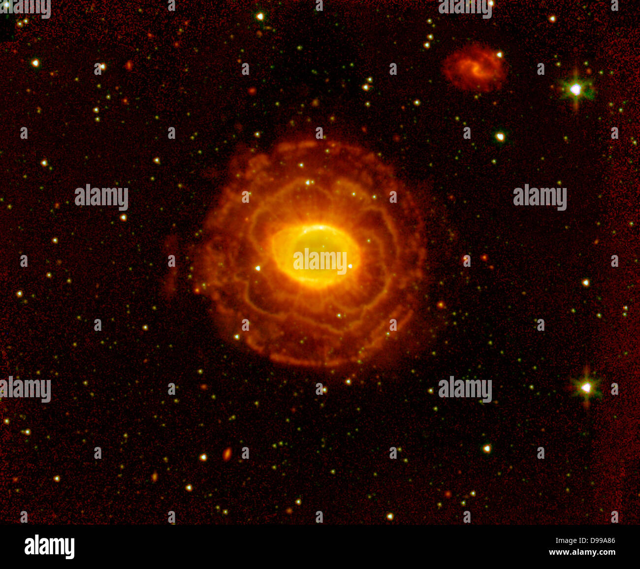 Der "Ring" ist eine dicke Zylinder aus glühendem Gas- und Staubscheibe um den Stern zum Scheitern verurteilt. Als der Stern beginnt der Kraftstoff, der Kern wird kleiner und heißer, Kochen, seine äußeren Schichten. Ringnebel. Spitzer Space Telescope. Stockfoto