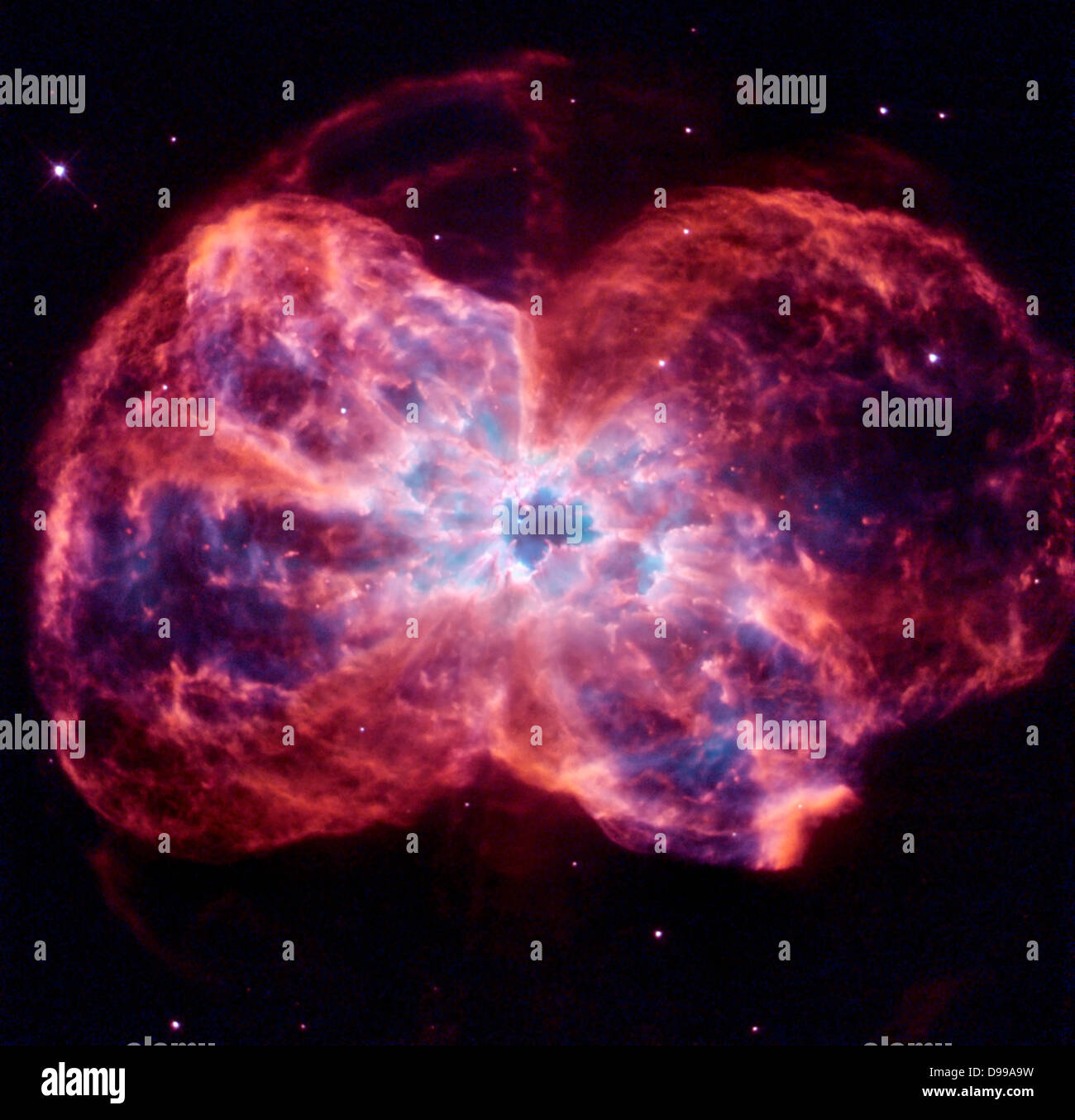 Der Stern ist das Ende ihrer Lebensdauer, indem Sie seine äußeren Schichten, die einen Kokon um die Sterne verbleibenden Kern geformt. Uv-Licht aus dem sterbenden Stern macht das Material zum Glühen. Die Ausgebrannten Stern, ein Weißer Zwerg genannt wird, ist der weiße Punkt in der Mitte. Hubble Space Telescope (HST). Stockfoto