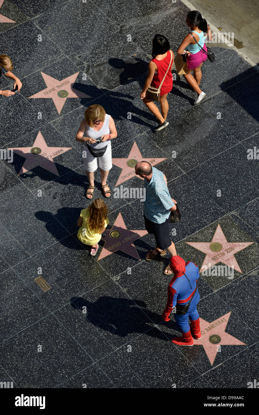 Touristen, nehmen Sie ein Foto, um sich vor Terrazzo Stern für Künstler Britney Spears, Spiderman Figur, Trommeln von Ruhm, Hol Stockfoto