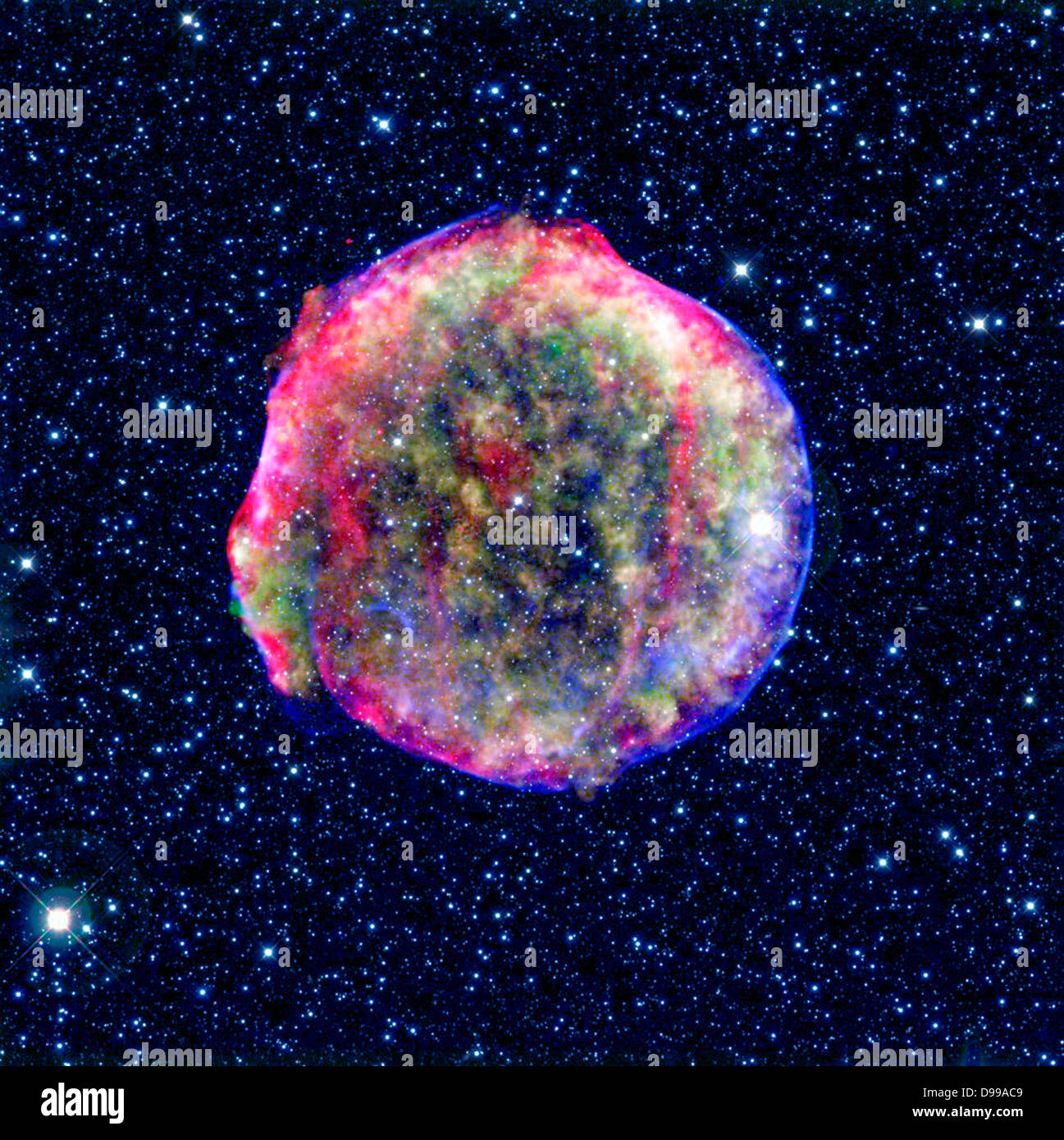 Ein zusammengesetztes Bild der Supernovaüberrest Tycho. Spitzer und Chandra Weltraumobservatorien. Es zeigt die Szene mehr als vier Jahrhunderte nach der Star Explosion. Stockfoto