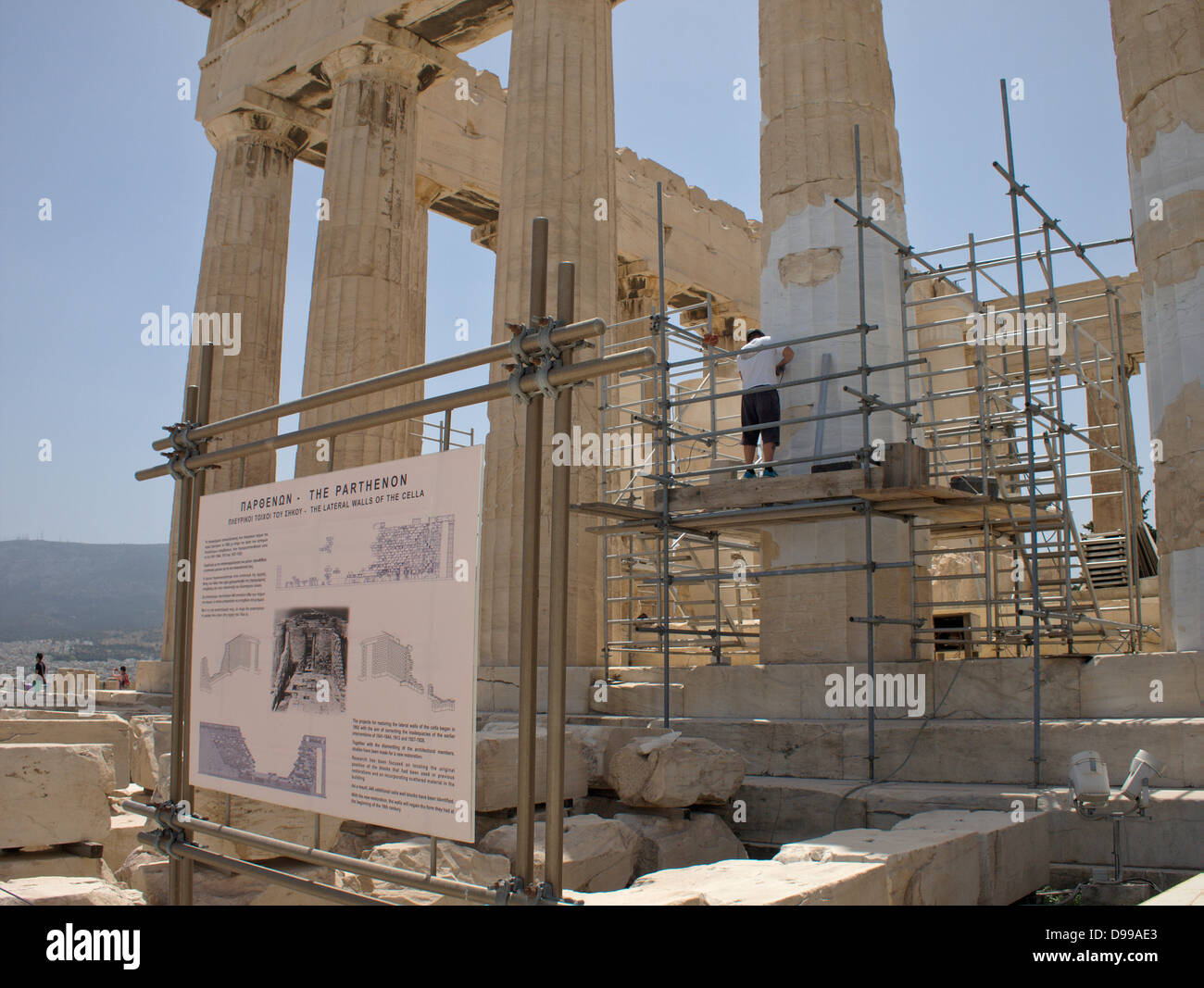 Arbeiter Reparaturen an eine der Säulen des Parthenon Stockfoto