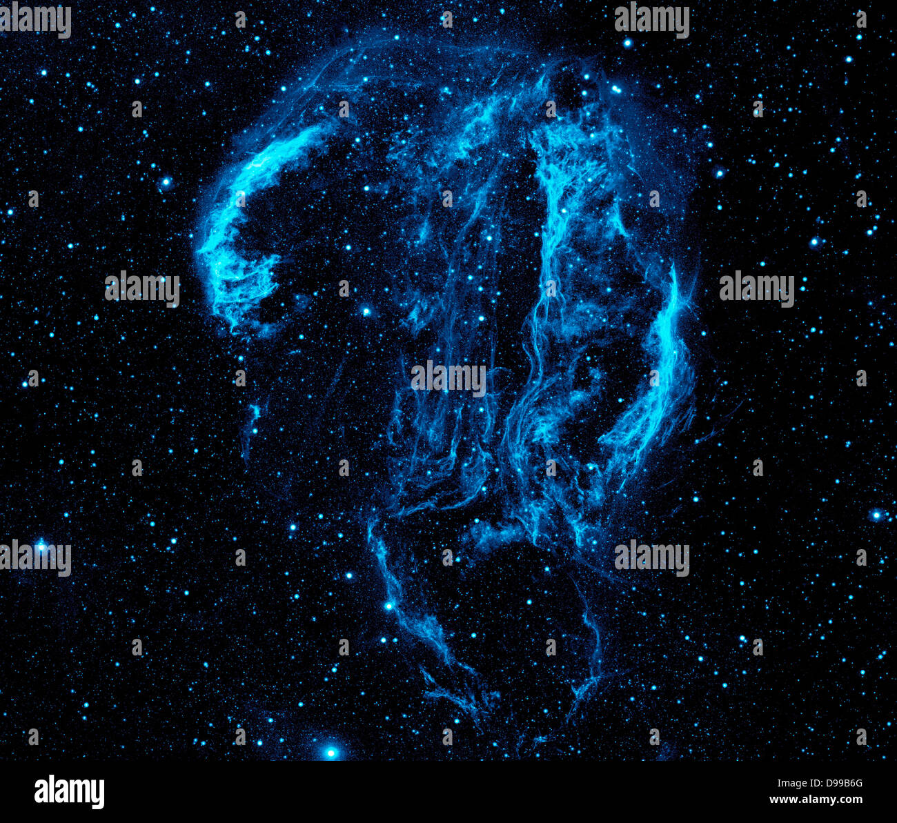 Die Cygnus Loop nebula, der NASA Galaxy Evolution Explorer genommen. Der Nebel liegt über 1.500 Lichtjahre entfernt, und ist ein supernovaüberrest aus einem massiven Sternexplosion, die zwischen 5.000 bis 8.000 Jahren. Stockfoto