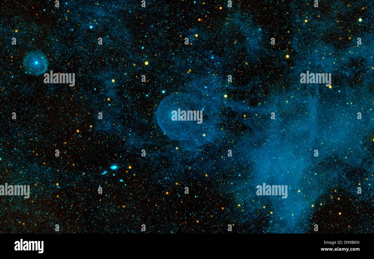 Ein Ausreißer können in diesem UV-Bild von der NASA Galaxy Evolution Explorer gesehen werden. Die Sterne, die so genannte CW Leo, ist durch den Raum rast bei etwa 204.000 Meilen pro Stunde, oder ca. 265 mal die Geschwindigkeit des Klangs auf der Erde. Stockfoto