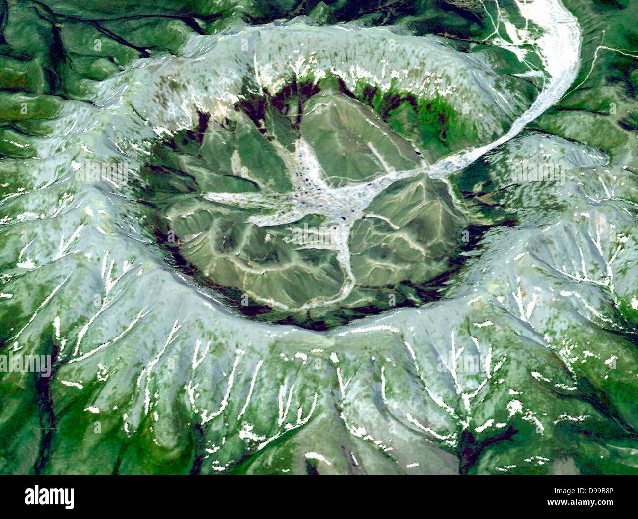 Kondyor Massiv, im östlichen Sibirien, Russland, nördlich der Stadt Chabarowsk. Es ist eine seltene Form von magmatischen Intrusion namens Alkaline - Ultrabasischen massiv. Juni 10, 2006. Satellitenbild. Stockfoto