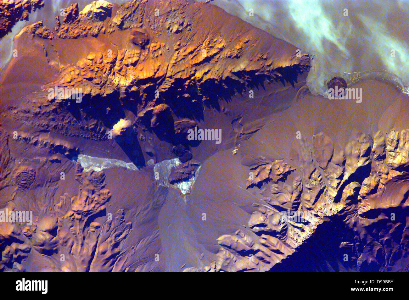 Die Anden sind Teil der südlichen Cordillera gebildet von subduktionszone Vulkanismus an der konvergenten Begrenzung der Nazca Platte und der Südamerikanischen Platte. Aracar Vulkan (Gipfel Elev. 6,082 m) ist eine der vielen Vulkane der Anden, im Osten Argentina-Chile Grenze. Februar 20, 2000. Satellitenbild. Stockfoto