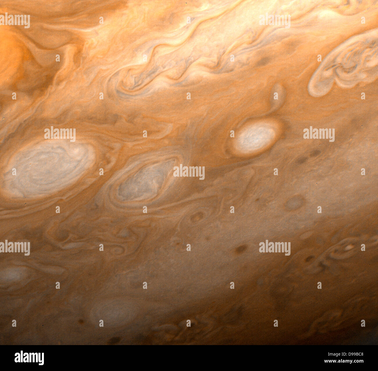 Dieses Foto von Jupiter wurde von Voyager 1 am 1. März 1979 aufgenommen. Die Region erscheinen soll nur im Südosten des großen roten Flecks. Stockfoto