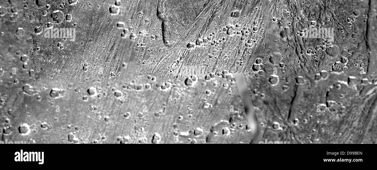 Die Flachen, überbackene Depression in der Mitte dieses Bild von der NASA-Sonde Galileo ist eine Caldera - wie verfügen über 5 bis 20 Kilometer Breite auf der größte Mond des Jupiter, Ganymed. Galileo. Stockfoto