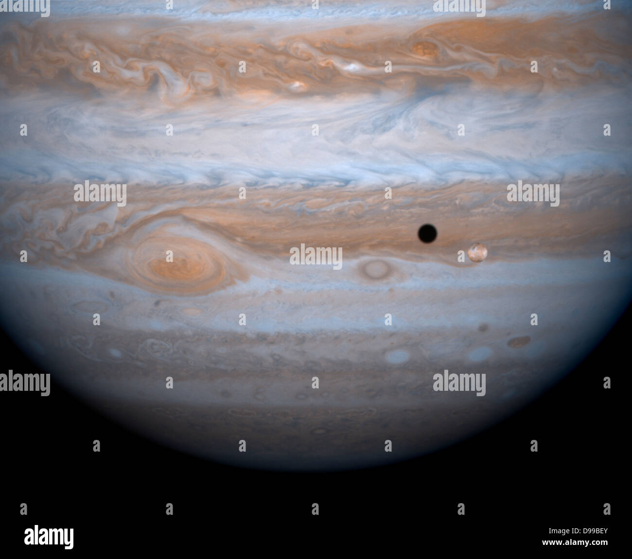 Jupiter und seine größte Satellit, Io. Cassini-Sonde. Stockfoto