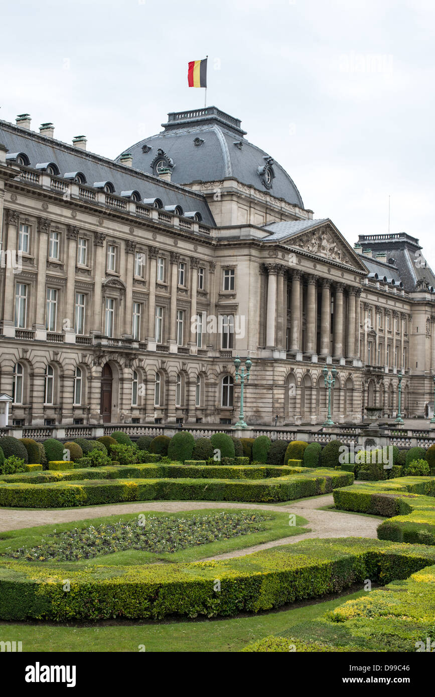 BRÜSSEL, Belgien — die neoklassizistische Fassade des Königspalastes von Brüssel, dem offiziellen Palast der belgischen Königsfamilie, dominiert die Skyline. Dieses große Gebäude, obwohl es nicht die königliche Residenz ist, dient dem Monarchen als Arbeitsplatz und Veranstaltungsort für Staatsveranstaltungen. Stockfoto