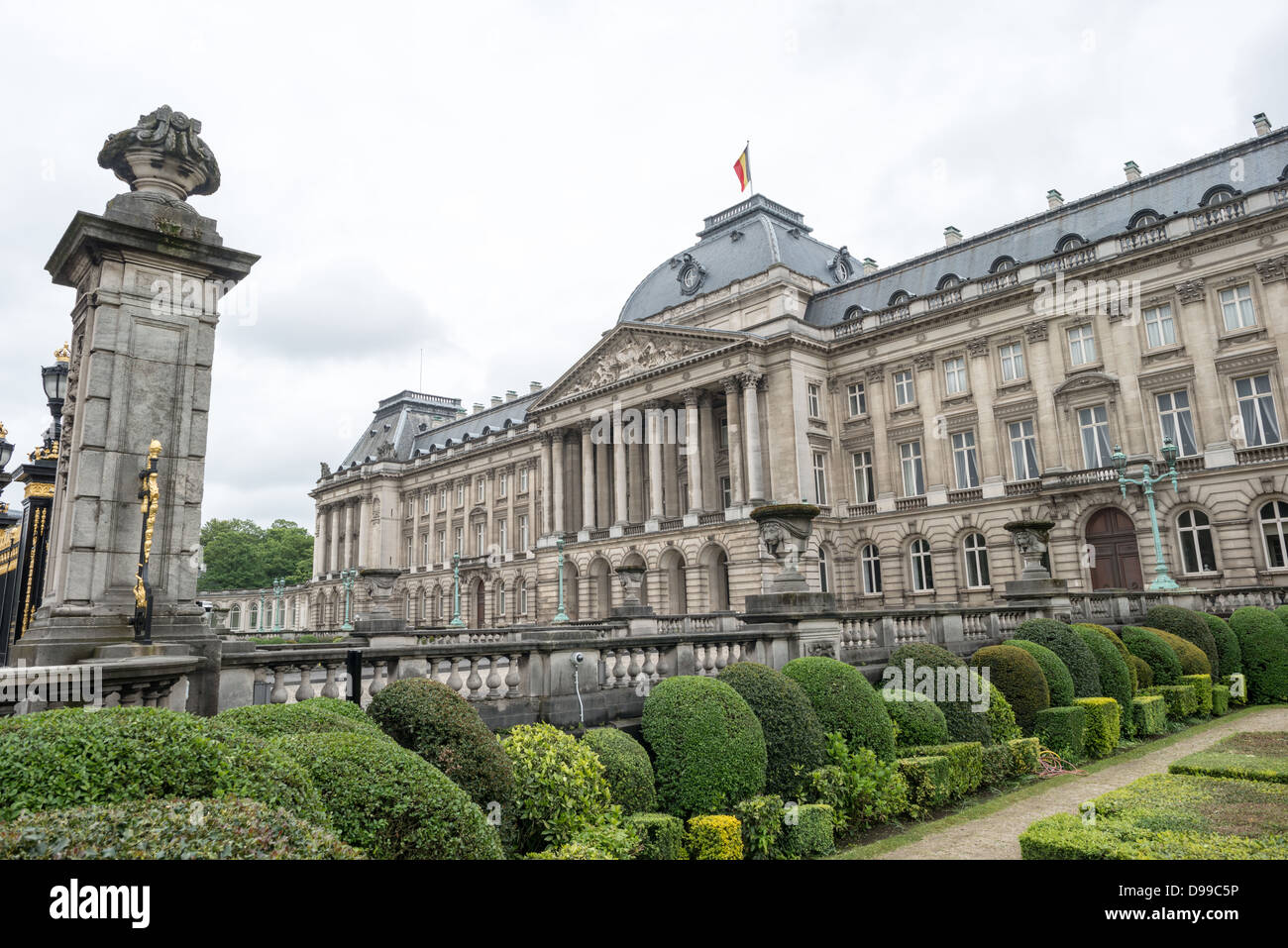 Brüssel, Belgien - auf der Vorderseite des Hauptgebäudes der Königliche Palast von Brüssel, die offizielle Palast der Königlichen Familie. Stockfoto