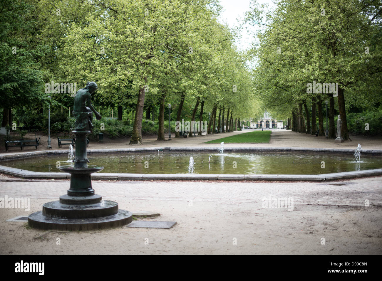 Brüsseler Park Statue und Brunnen Brüssel // BRÜSSEL, Belgien — Eine Statue eines Mädchens und ein Brunnen im Brüsseler Park gegenüber dem Königlichen Palast von Brüssel im Zentrum von Brüssel, Belgien. Stockfoto