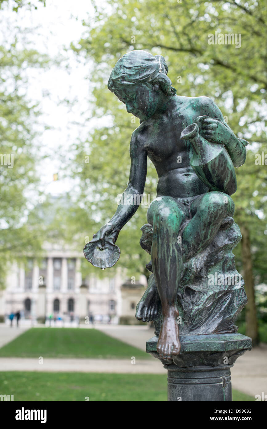 BRÜSSEL, Belgien — Statue eines Mädchens im Brüsseler Park gegenüber dem Königspalast von Brüssel im Zentrum von Brüssel, Belgien. Stockfoto