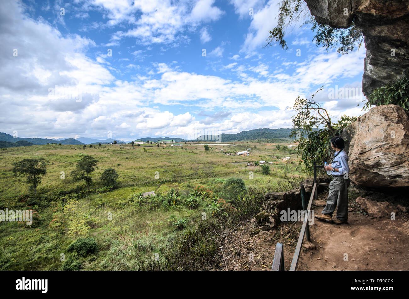 VIENG XAI, Laos – Ein Aussichtspunkt aus einer der Vieng XAI Pathet Lao Höhlen, in denen während des Vietnamkriegs die Beobachter nach amerikanischen Flugzeugen Ausschau hielten. Der Vieng XAI-Höhlenkomplex diente von 1964 bis 1973 als Hauptquartier und Zuflucht für die kommunistische Bewegung Pathet Lao, die Tausende von Menschen während der ausgedehnten US-Bombenkampagne, bekannt als der geheime Krieg, schützte. Das Netz von über 100 natürlichen und künstlichen Höhlen in der Karstkalklandschaft bot Schutz für politische Führer, Militärpersonal und Zivilisten. Diese Höhlen beherbergten Schulen, Krankenhäuser, Theater und Gove Stockfoto