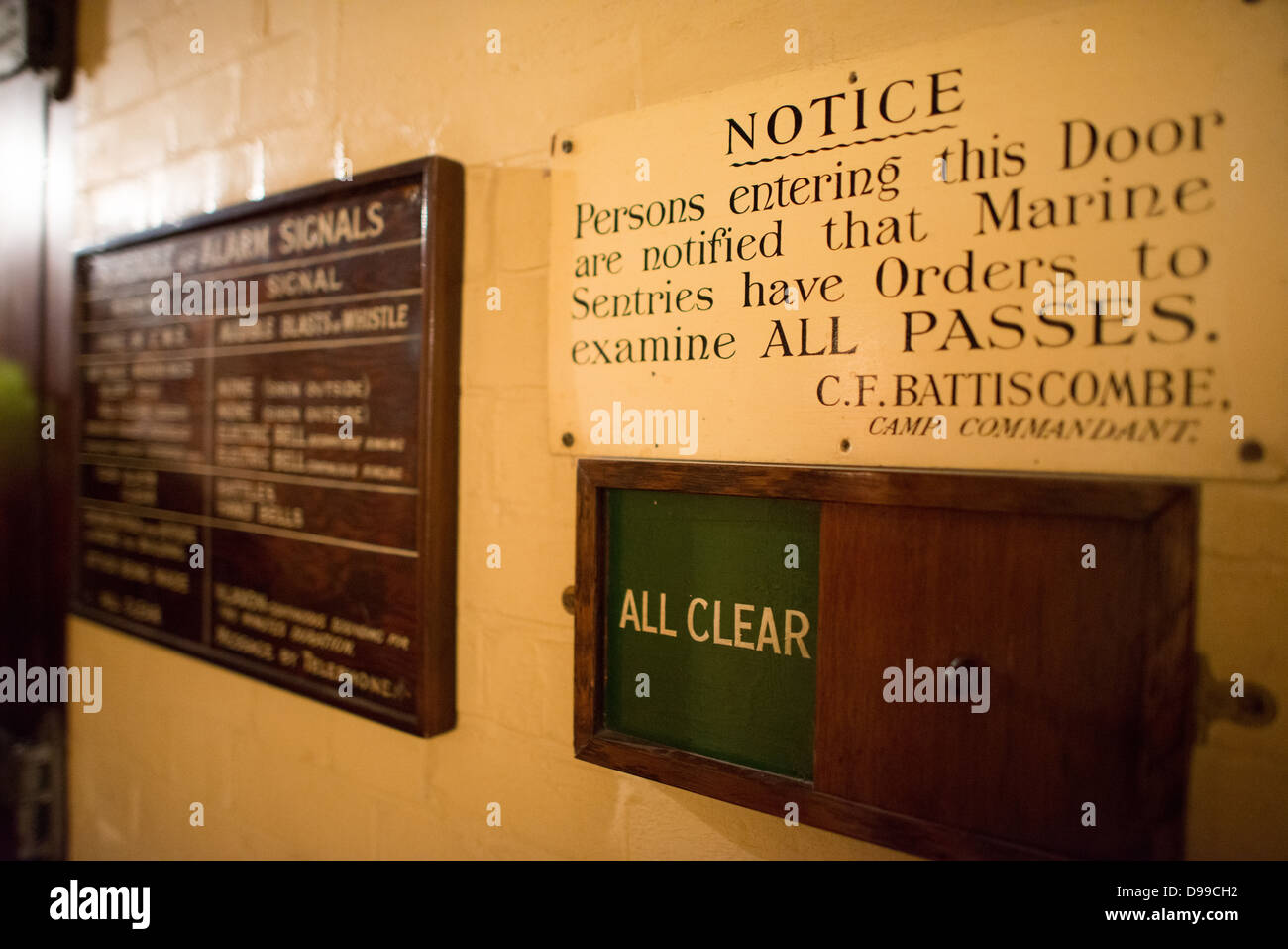 LONDON, Vereinigtes Königreich — ein klarer Indikator in den Churchill war Rooms in London. Das Museum, einer von fünf Zweigen des Imerial war Museums, beherbergt den Untergrundbunker des Zweiten Weltkriegs, den der britische Premierminister Winston Churchill benutzt hat. Die beengten Quartiere wurden aus einem umgebauten Lagerkeller im Treasury Building in Whitehall, London, errichtet. Die unterirdischen Kabinettsräume und unter einem ungewöhnlich robusten Gebäude wurden vor den Bomben geschützt, die während des Blitz fielen. Stockfoto