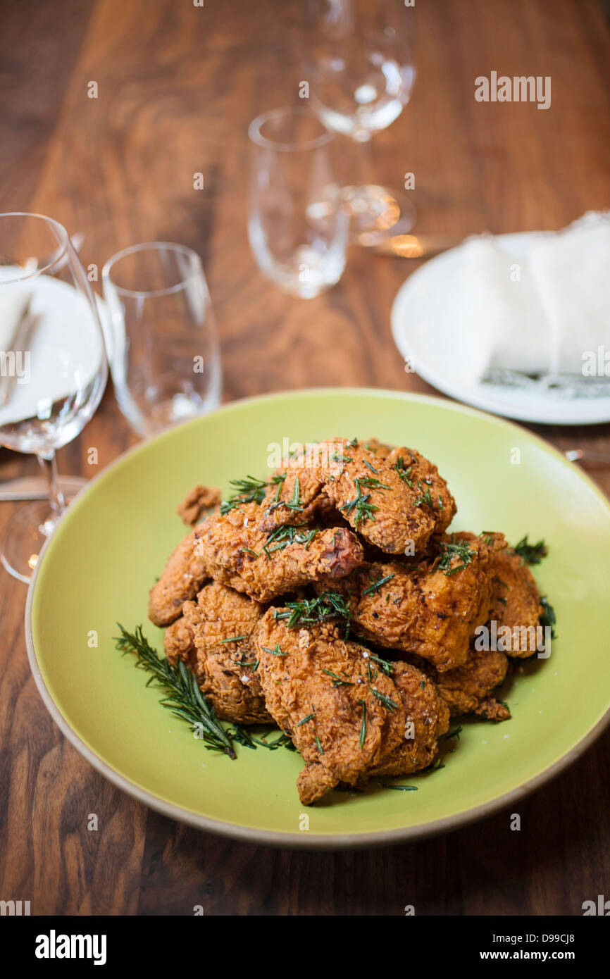 Goldene Brathähnchen auf Thetable essfertig Stockfoto