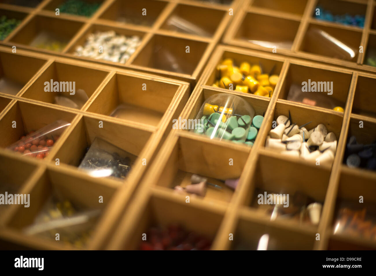 LONDON, Vereinigtes Königreich – farbige Pins, die auf den vielen Karten der Churchill war Rooms in London verwendet werden. Das Museum, einer von fünf Zweigen des Imerial war Museums, beherbergt den Untergrundbunker des Zweiten Weltkriegs, den der britische Premierminister Winston Churchill benutzt hat. Die beengten Quartiere wurden aus einem umgebauten Lagerkeller im Treasury Building in Whitehall, London, errichtet. Die unterirdischen Kabinettsräume und unter einem ungewöhnlich robusten Gebäude wurden vor den Bomben geschützt, die während des Blitz fielen. Stockfoto