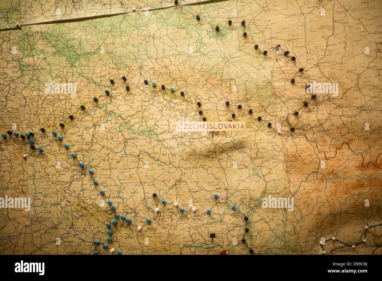 Churchill war Rooms Karte der Tschechoslowakei London // LONDON, Vereinigtes Königreich — Pins markieren den Fortschritt des Krieges um die Tschechoslowakei auf einer Karte in den Churchill war Rooms in London. Das Museum, einer von fünf Zweigen des Imerial war Museums, beherbergt den Untergrundbunker des Zweiten Weltkriegs, den der britische Premierminister Winston Churchill benutzt hat. Die beengten Quartiere wurden aus einem umgebauten Lagerkeller im Treasury Building in Whitehall, London, errichtet. Da sie unterirdisch und unter einem ungewöhnlich robusten Gebäude waren, wurden die Kabinettkriegsräume vor den Bomben fal geschützt Stockfoto Churchill war Rooms Karte der Tschechoslowakei London // LONDON, Vereinigtes Königreich — Pins markieren den Fortschritt des Krieges um die Tschechoslowakei auf einer Karte in den Churchill war Rooms in London. Das Museum, einer von fünf Zweigen des Imerial war Museums, beherbergt den Untergrundbunker des Zweiten Weltkriegs, den der britische Premierminister Winston Churchill benutzt hat. Die beengten Quartiere wurden aus einem umgebauten Lagerkeller im Treasury Building in Whitehall, London, errichtet. Da sie unterirdisch und unter einem ungewöhnlich robusten Gebäude waren, wurden die Kabinettkriegsräume vor den Bomben fal geschützt Stockfoto