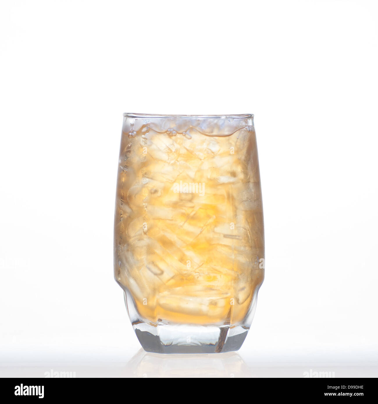 Süß und Erfrischung Bael Tee kalte Getränke mit Eis im Glas isoliert auf weißem Hintergrund Stockfoto