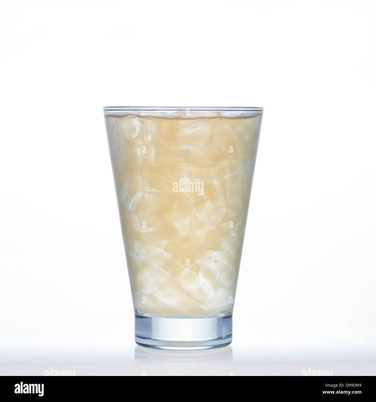 Ingwer-kalter Tee Thai Kräuter-Getränke mit Eis im Glas isoliert auf weißem Hintergrund Stockfoto