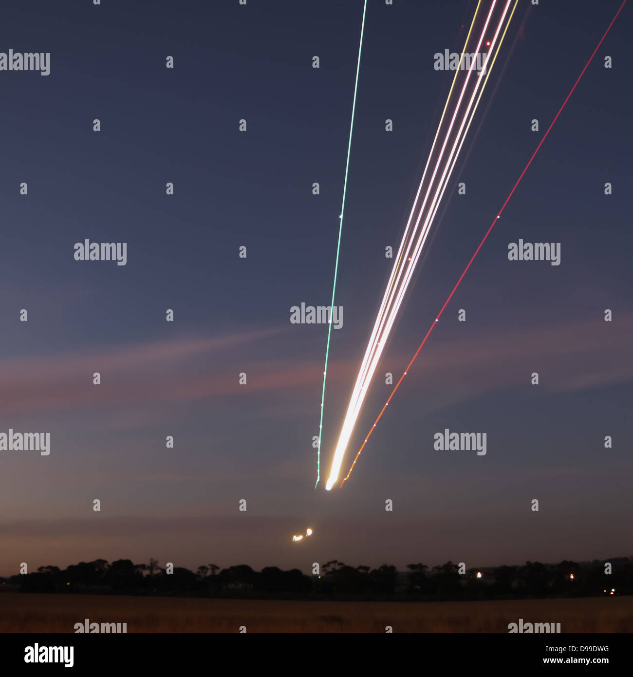 Langzeitbelichtung von Flugzeugen Landescheinwerfer in der Nacht Stockfoto
