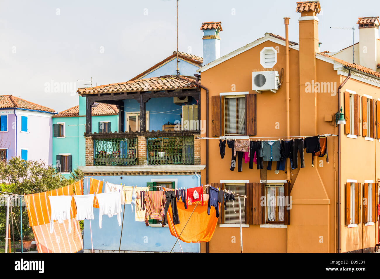 Waschen hängen zum Trocknen unter bunten Häuser in Burano, Venedig, Italien Stockfoto