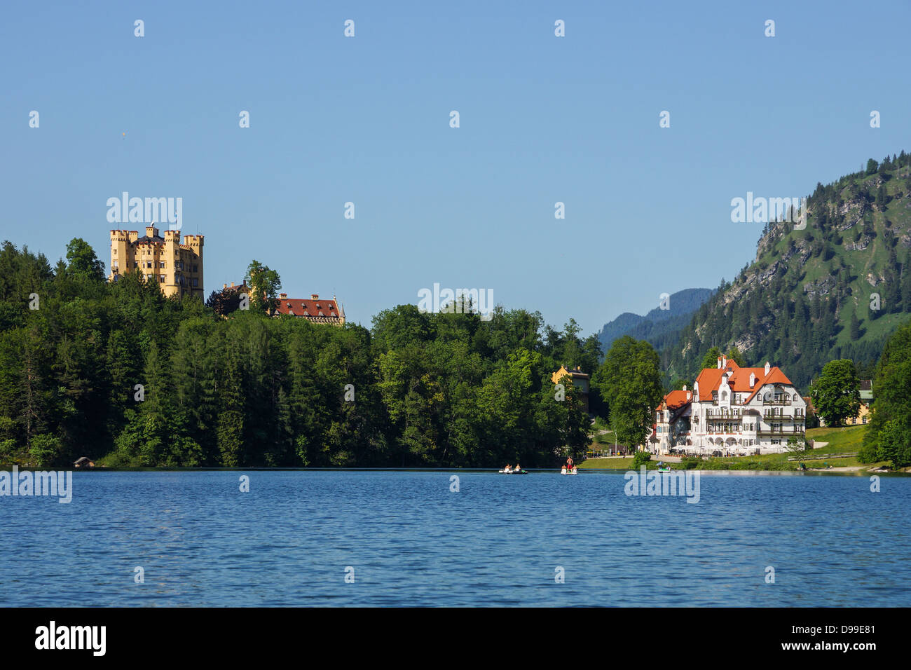Alpsee mit Blick auf Schloss Hohenschwangau und Hotel Alpenrose, Füssen, Ostallgaeu, Bayern, Deutschland Stockfoto