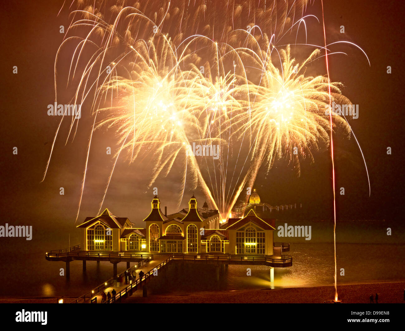 Silvester Silvesterfeuerwerk auf dem Pier in Sellin, Mecklenburg-Western Pomerania, Deutschland Stockfoto