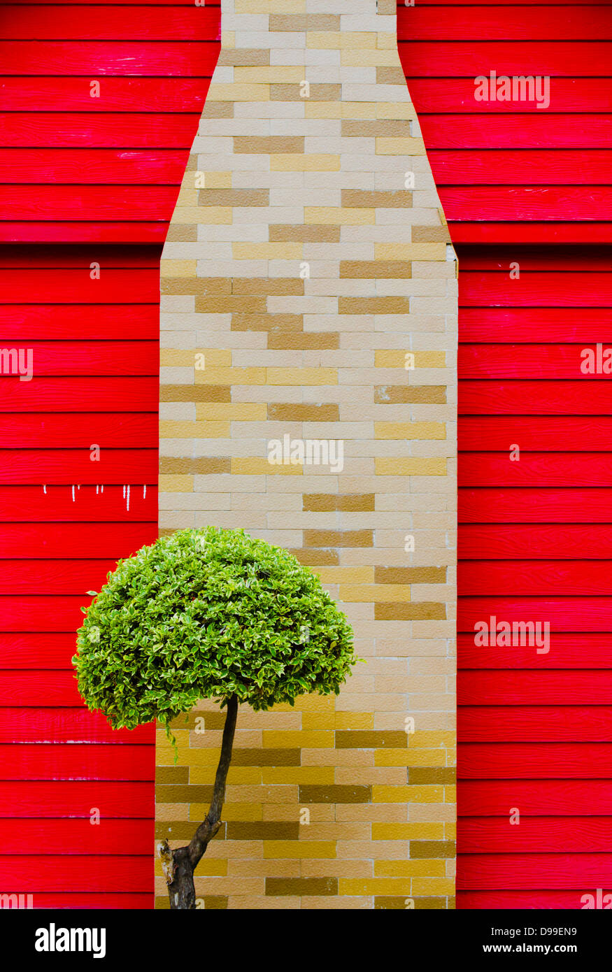 Red Wood und bunten Ziegel Wand Textur Stockfoto