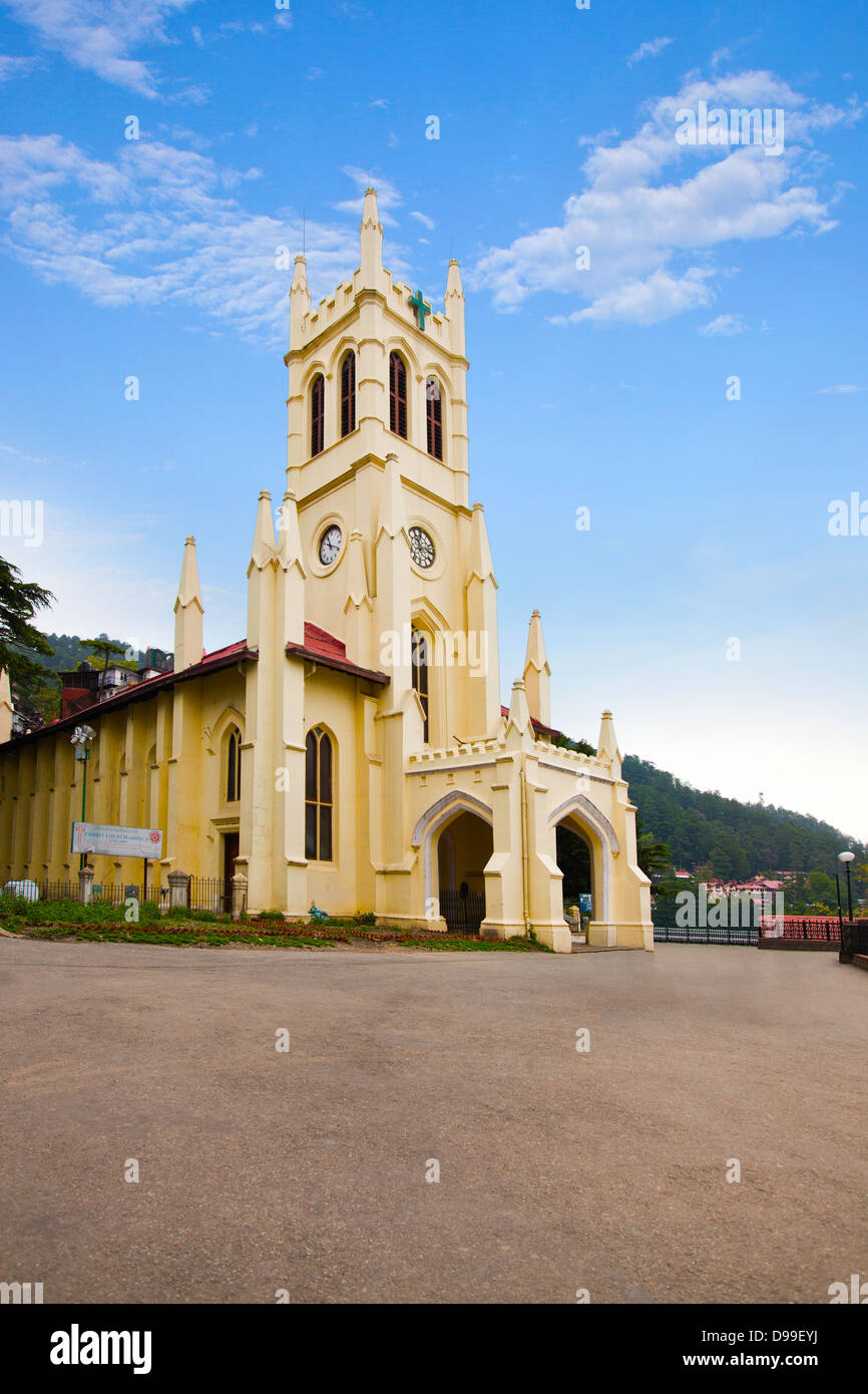 Menschen außerhalb einer Christuskirche, Shimla, Himachal Pradesh, Indien Stockfoto