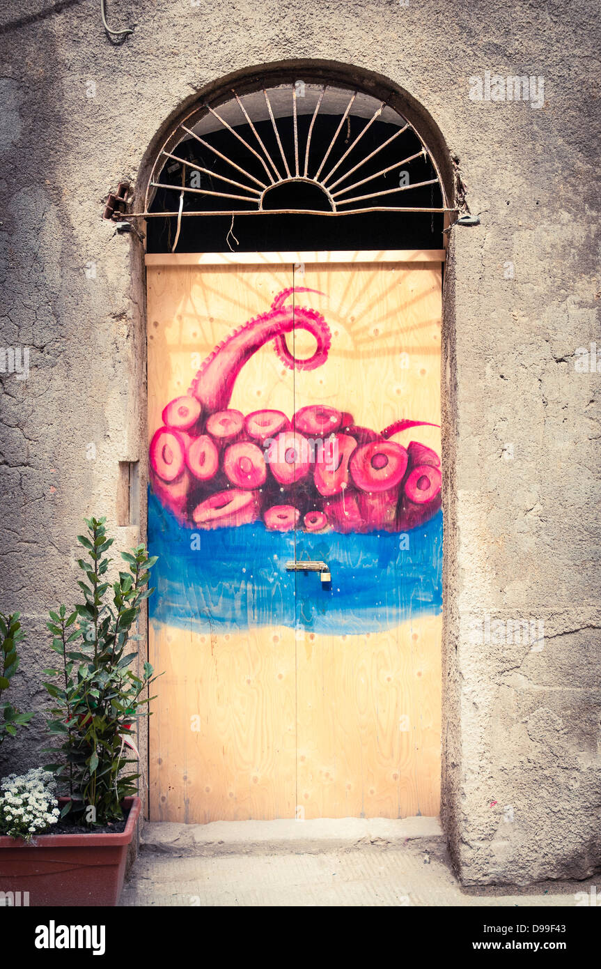 Eine lackierte Tür in Vernazza, Cinqueterre, Italien Stockfoto