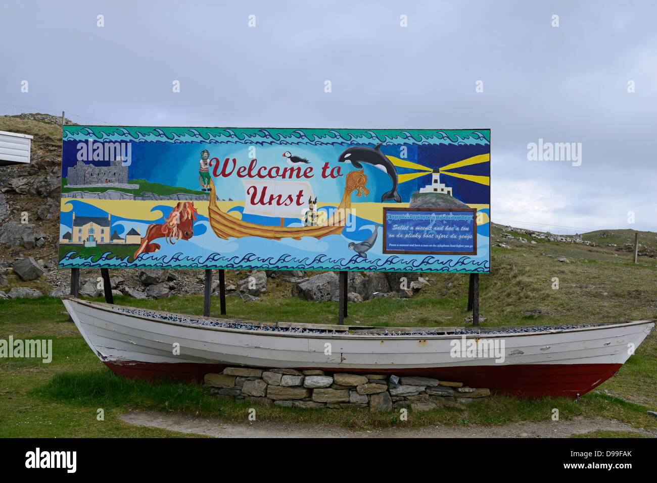 Unst, Shetland, Schottland. Willkommen Sie Schilder, Juni 2013. Neues Zeichen von lokalen Schulkindern gemalt. Stockfoto
