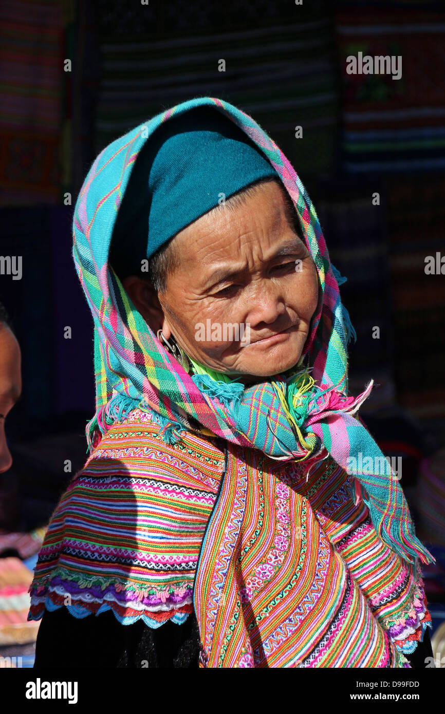 SaPa, Vietnam ca. Dec.2012, eine undentified alte Frau lächelt während dem BacHa Wochenmarkt in SaPa, Vietnam Stockfoto