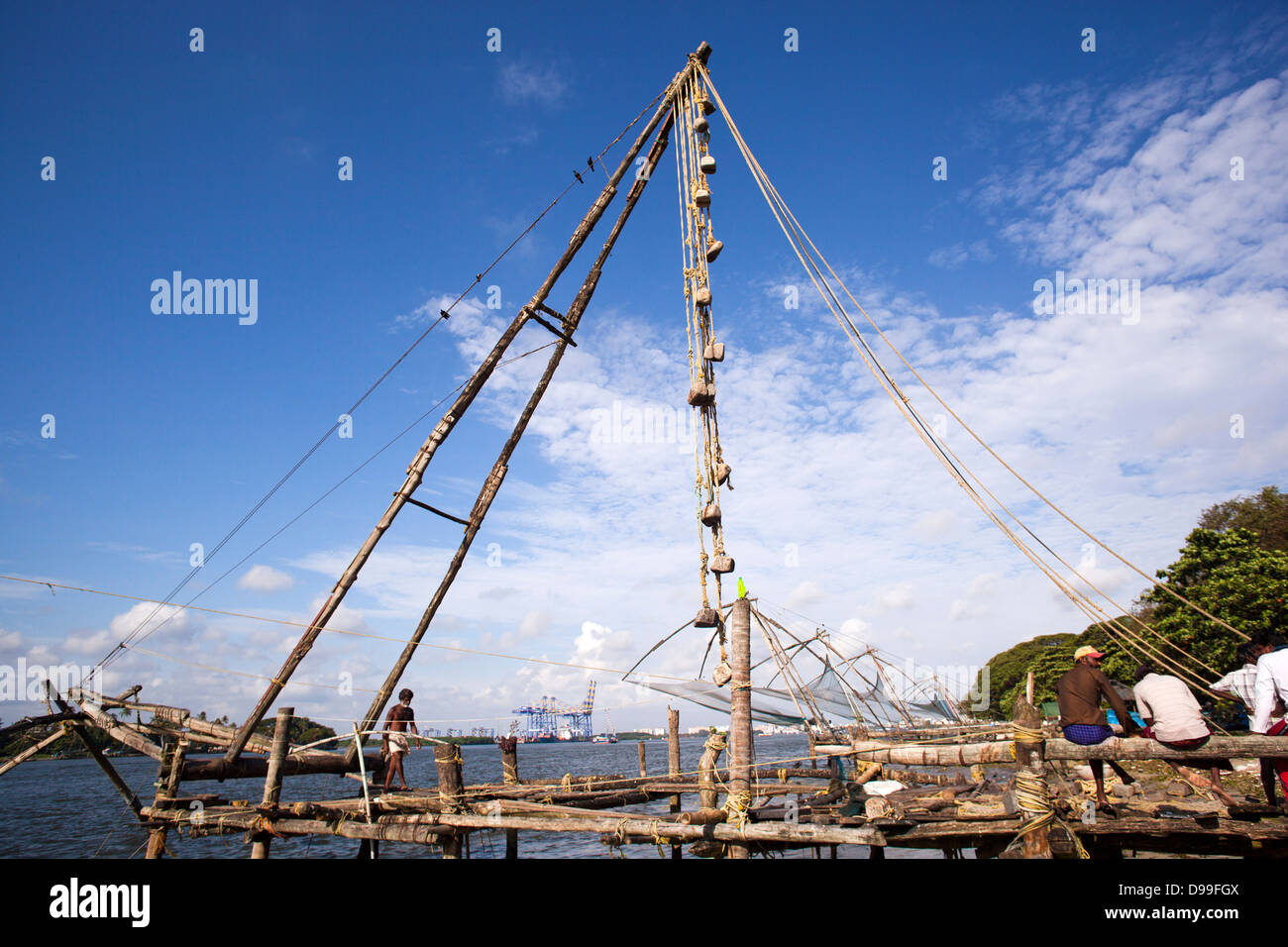 Chinesische Fischernetze an einem Hafen, Cochin, Kerala, Indien Stockfoto