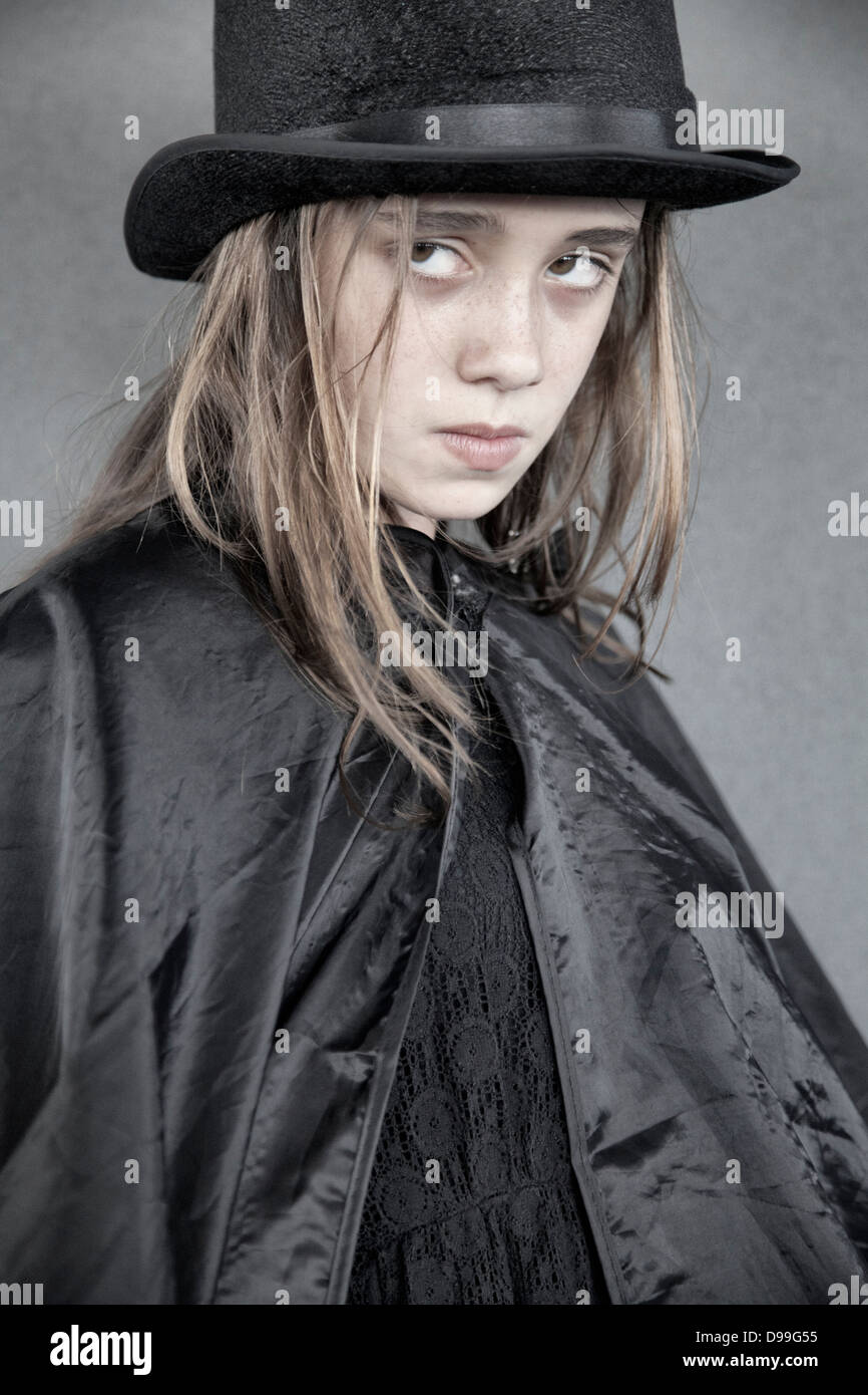 Böses Mädchen in schwarz mit Hut Stockfoto