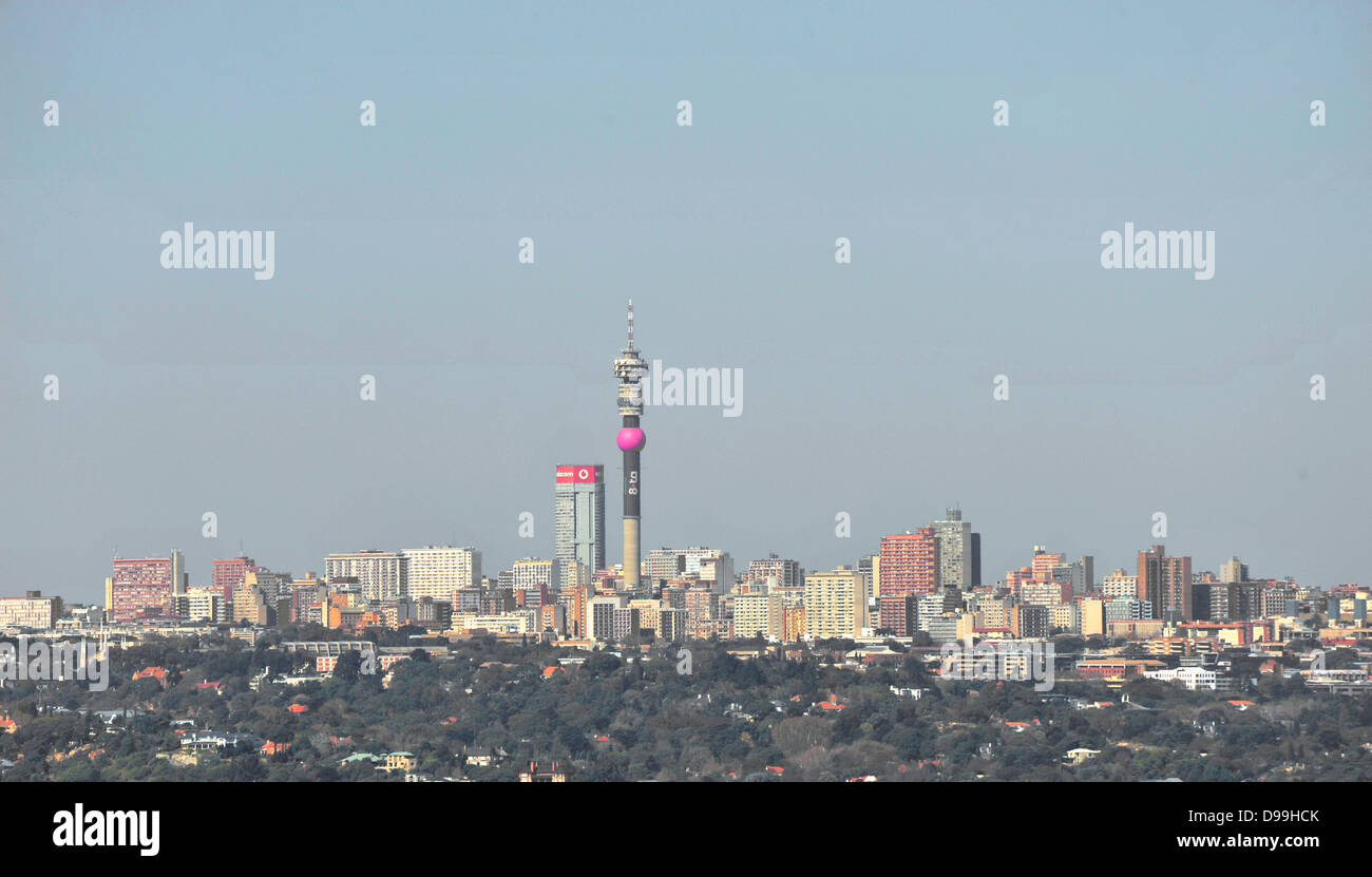 Die Skyline der Stadt Johannesburg aus der Ferne betrachtet. Stockfoto