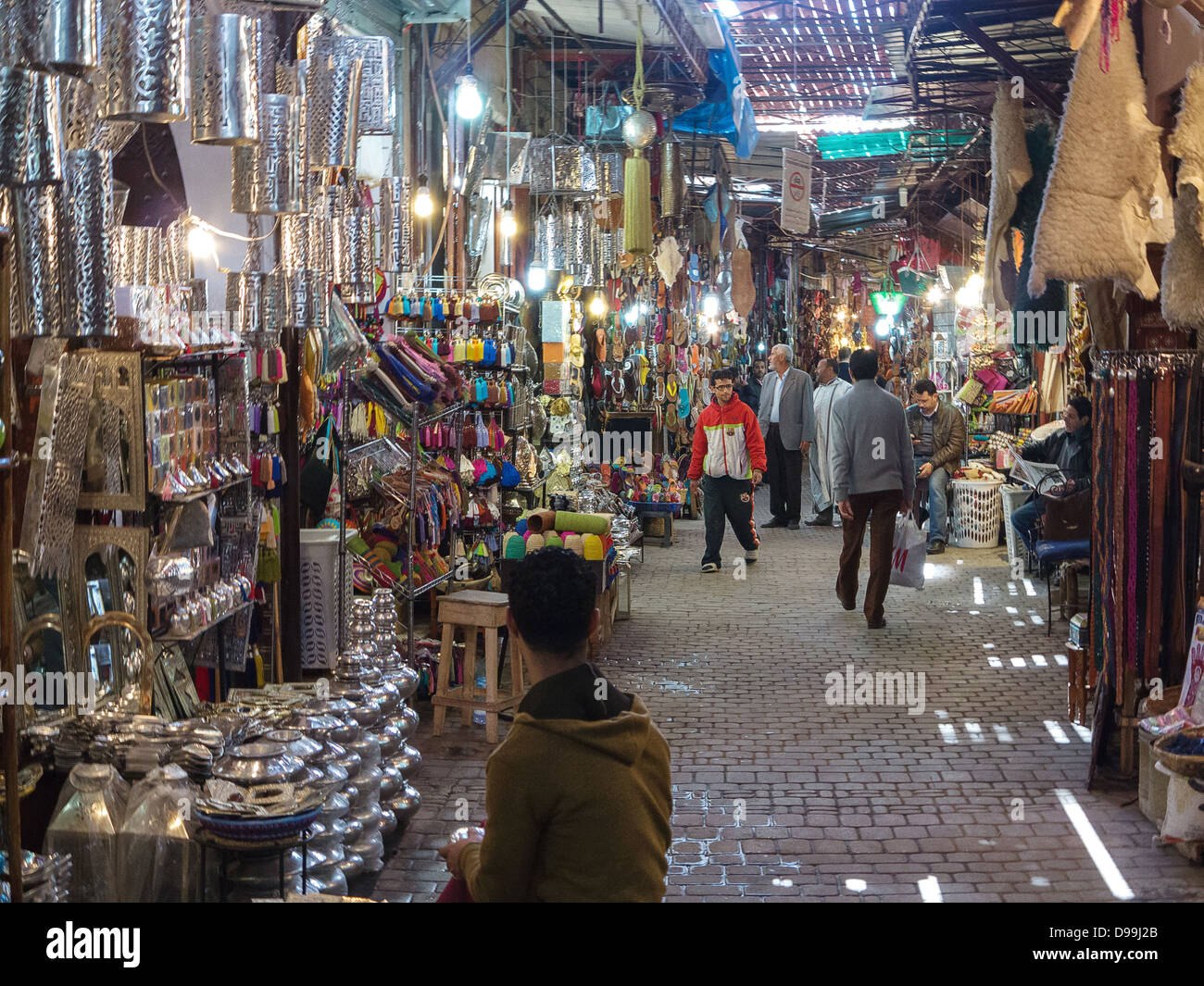 In und über den Souks und dem Platz Djemaa el-Fna in Marrakesch, Marokko Stockfoto