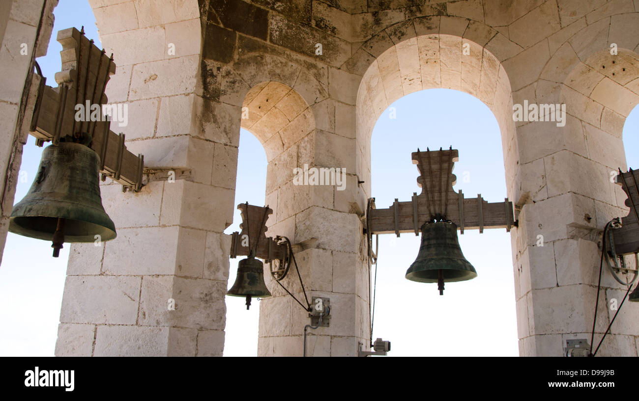 Die Kirchenglocken im Glockenturm der Kathedrale de Santa Cruz im Zentrum von Cadiz, Andalusien, Spanien. Stockfoto