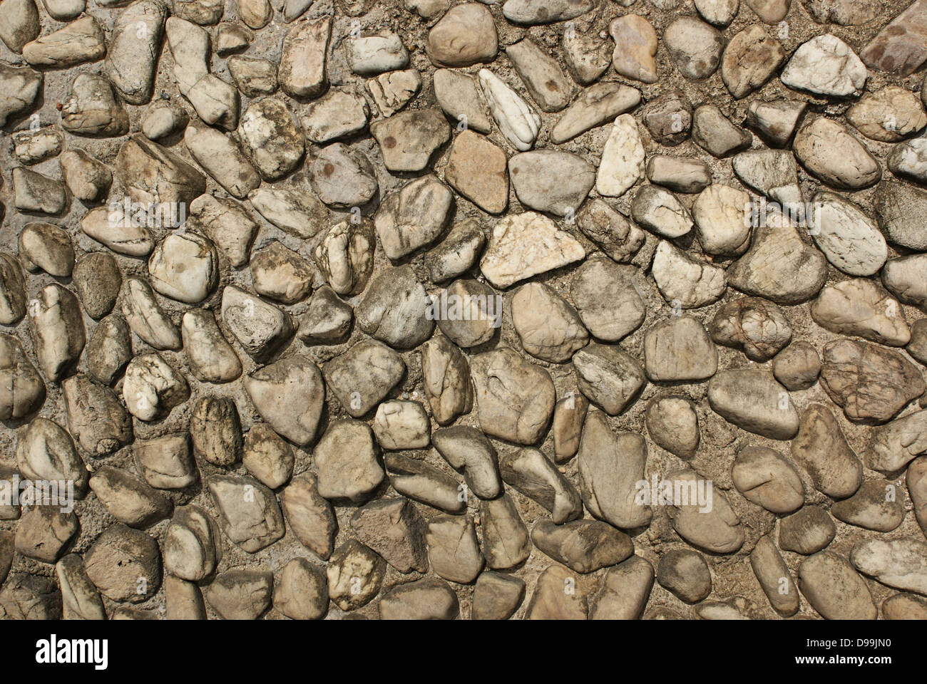Pebble Stein gebaut und entwickelt durch die Einbettung auf Boden Stockfoto