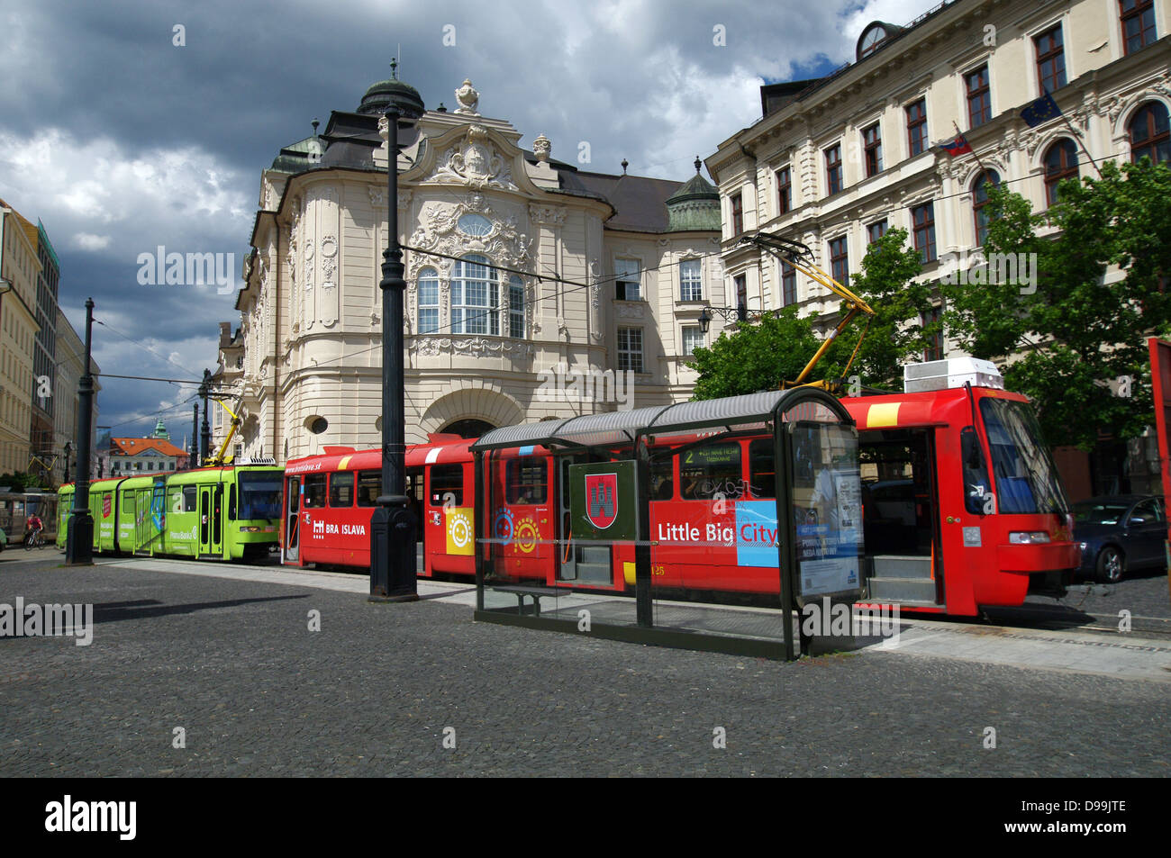 Bunten Straßenbahnen geparkt am Ludovit Stur Square - Bratislava, Slowakei Stockfoto