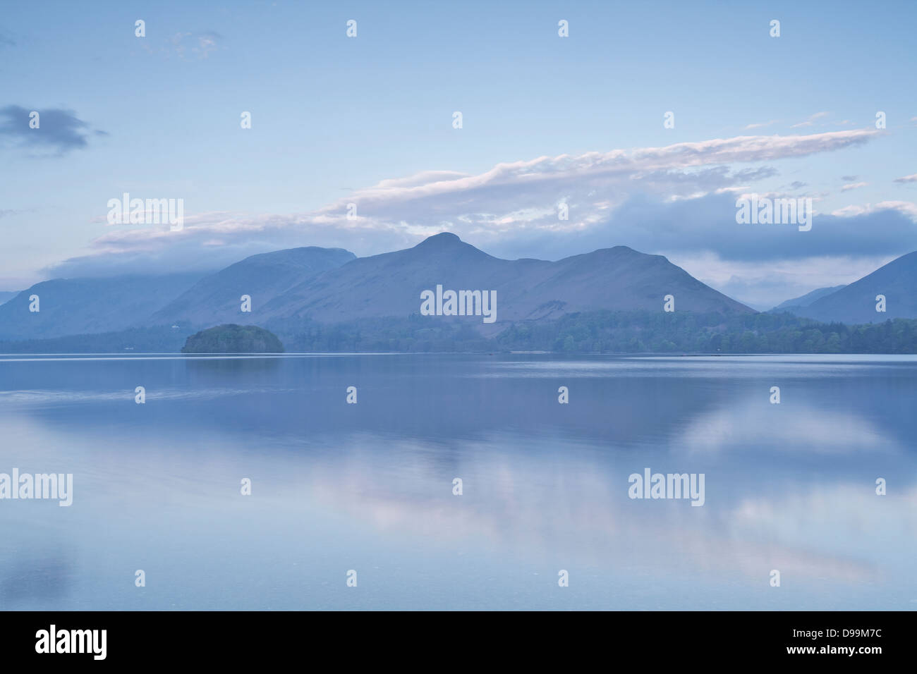 Derwent Water auf einem noch Frühlingsmorgen. Stockfoto